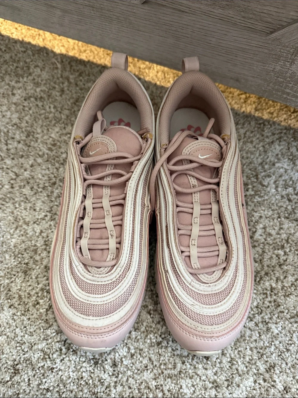 Women’s Pink Wave-Detail Nike Shoes!